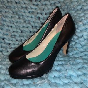 Black Round Toe Platform Pumps